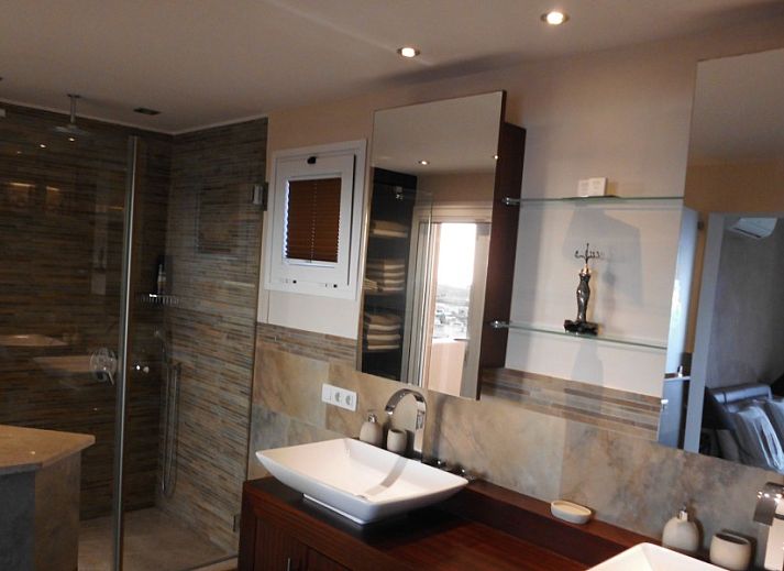 Ontspan bij het zwembad van Casa Alex, een bed and breakfast in Adeje, Canarische Eilanden, met prachtig uitzicht over de omgeving.