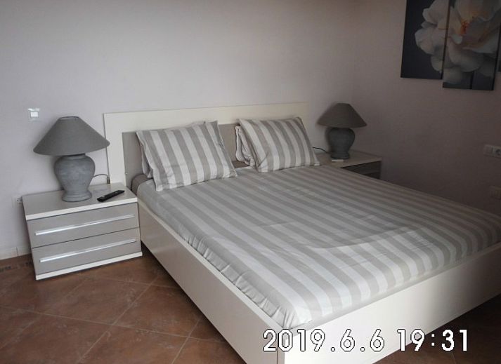 Ontspan bij het zwembad van Casa Alex, een bed and breakfast in Adeje, Canarische Eilanden, met prachtig uitzicht over de omgeving.