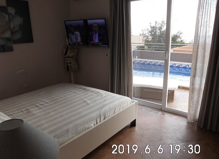 Geniet van luxe ontspanning bij het zwembad van Casa Alex, een bed and breakfast in Adeje op de Canarische Eilanden.