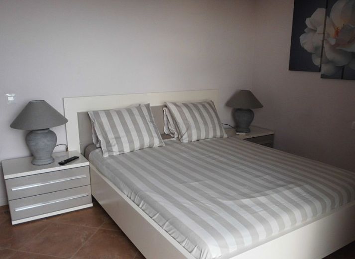 Geniet van luxe ontspanning bij het zwembad van Casa Alex, een bed and breakfast in Adeje op de Canarische Eilanden.