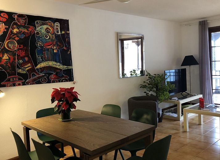 Penthouse de Roca in Los Gigantes, Spanje biedt een adembenemend terras met uitzicht op de oceaan en majestueuze kliffen.