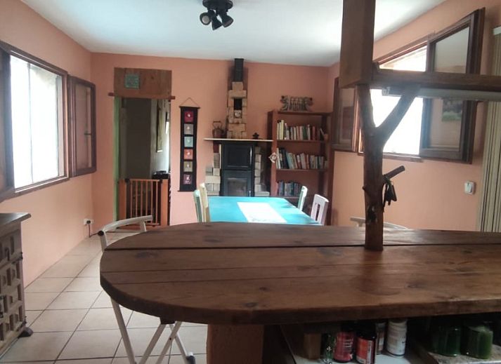 Welkom bij Forest Edge, een vakantiehuis in Tivissa, Catalonie, omgeven door weelderige natuur en palmbomen.