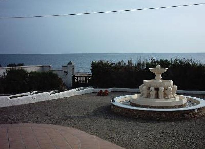 Beach House vakantiehuis in Almerimar, Costa Almeria met prachtige tuin en fontein.