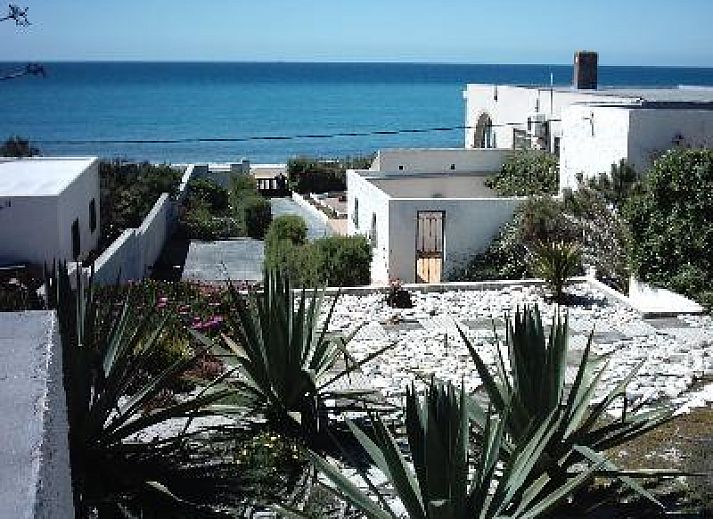 Beach House vakantiehuis in Almerimar, Costa Almeria met prachtige tuin en fontein.