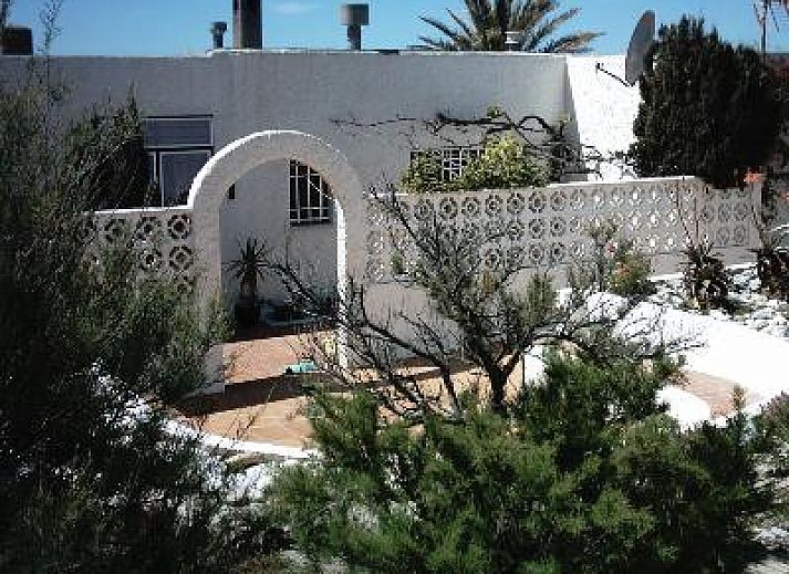 Geniet van het uitzicht op zee vanaf het terras van Beach House vakantiehuis in Almerimar, Costa Almeria.