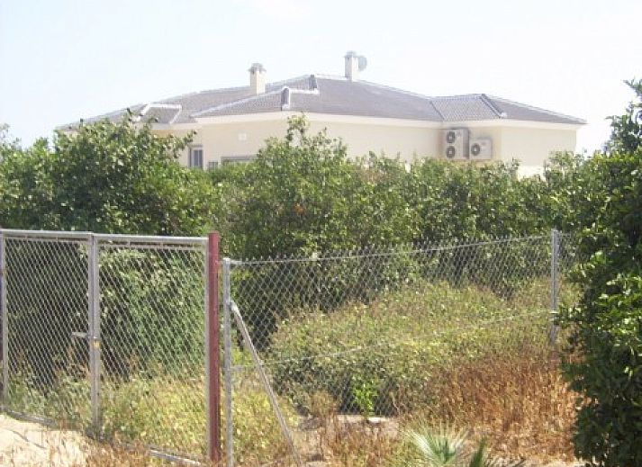 Geniet van de zon bij Villa Suerte, een luxe vakantiehuis met zwembad in Daya Vieja, Costa Blanca.
