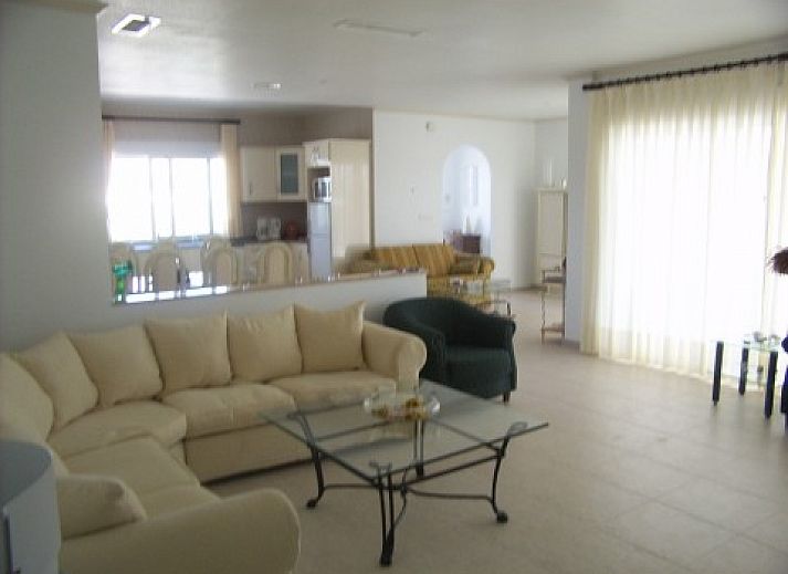 Geniet van de zon bij Villa Suerte, een luxe vakantiehuis met zwembad in Daya Vieja, Costa Blanca.