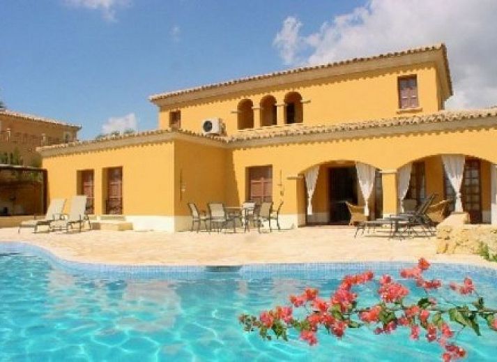 Vakantie Villa Op Maat.nl in Altea, Costa Blanca, Spanje met luxe zwembad en ruim terras.