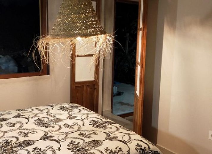 Gezellige slaapkamer in Casa Francesca, vakantiehuis in Altea, Costa Blanca, met rustieke decoratie en comfortabele ambiance.
