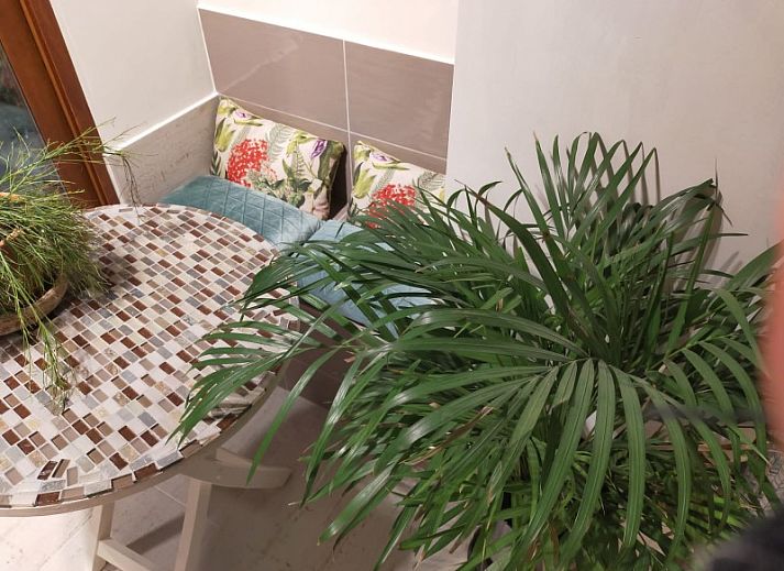 Casa Francesca vakantiehuis in Altea met sfeervol verlicht zwembad en serene omgeving aan de Costa Blanca, Spanje.