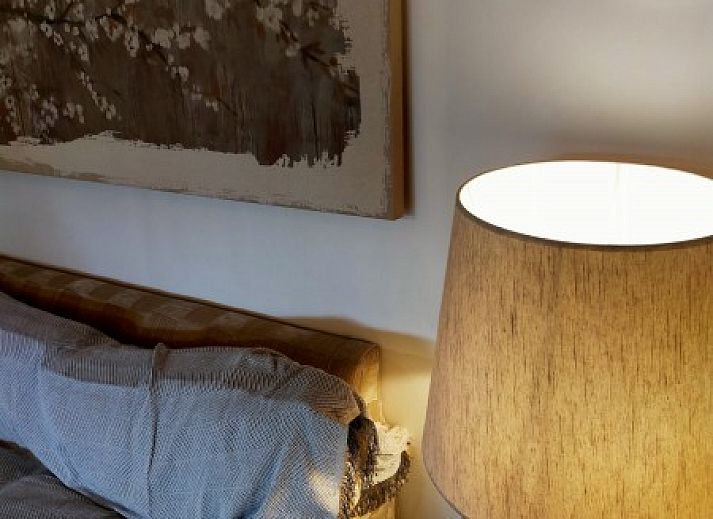 Sfeervolle slaapkamer in Casa Francesca, een vakantiehuis in Altea, Costa Blanca, met rustieke inrichting en warme verlichting.