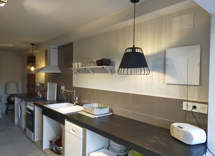 Sfeervolle slaapkamer in Casa Francesca, een vakantiehuis in Altea, Costa Blanca, met rustieke inrichting en warme verlichting.