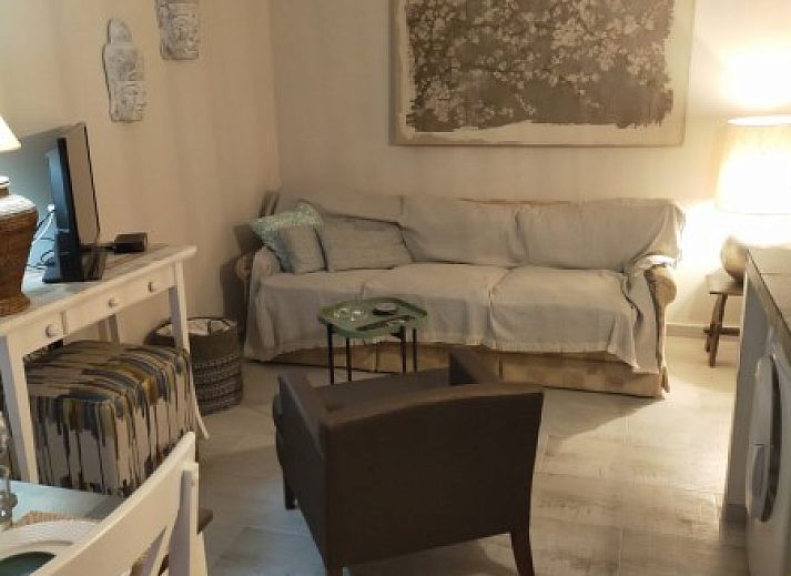Gezellige eetruimte in vakantiehuis Casa Francesca, Altea, Costa Blanca, met rustieke meubels en moderne details.