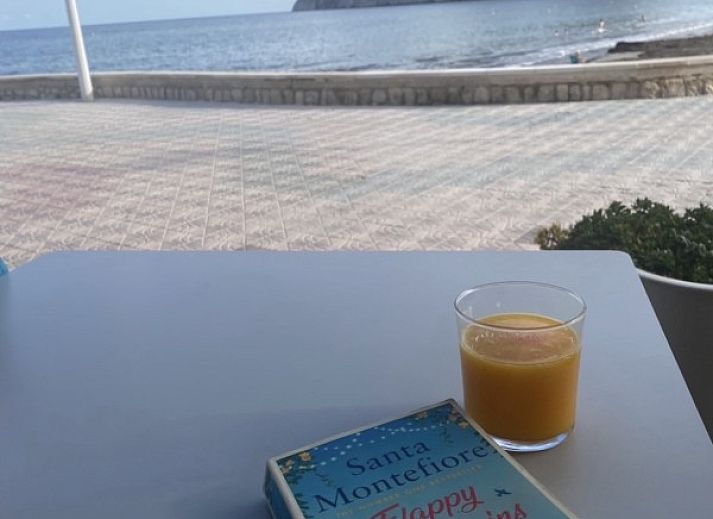 Sfeervolle slaapkamer in Appartement Xenia, Calpe, met uitzicht op de Costa Blanca in Spanje.
