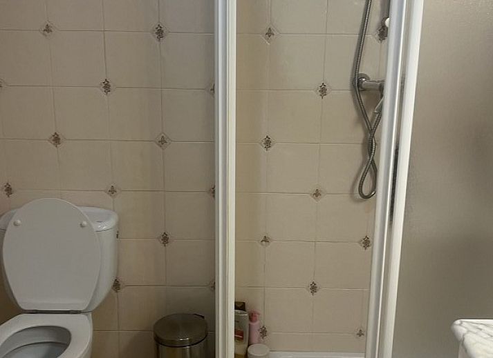 Moderne keuken in Appartement Xenia, Calpe, met granieten werkblad en apparatuur, ideaal voor een vakantie aan de Costa Blanca, Spanje.