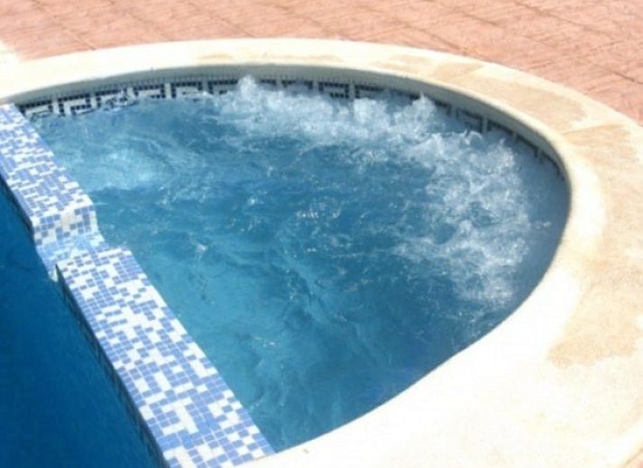 Geniet van de serene omgeving van vakantiehuis La Paz in Alicante, Costa Blanca, met een prachtig zwembad en groene natuur.