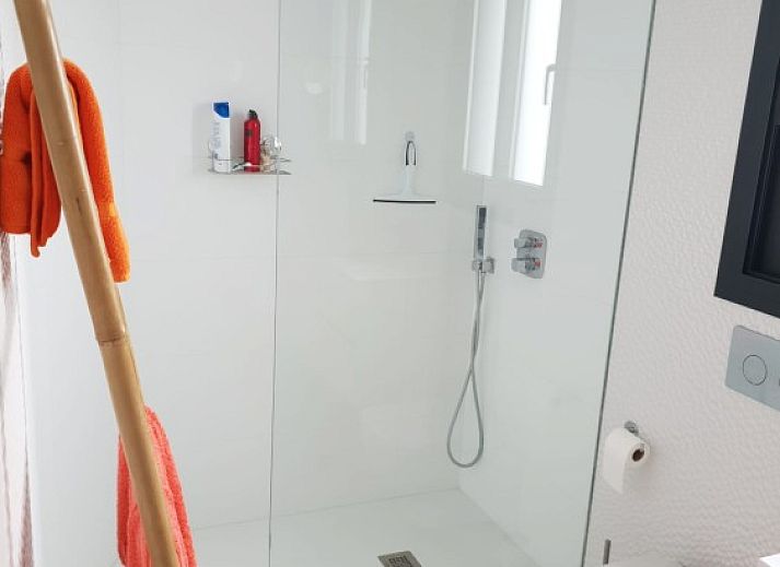 Geniet van het zwembad bij SUKHA NARA, een modern appartement in Santa Pola, Costa Blanca, perfect voor een ontspannende vakantie.