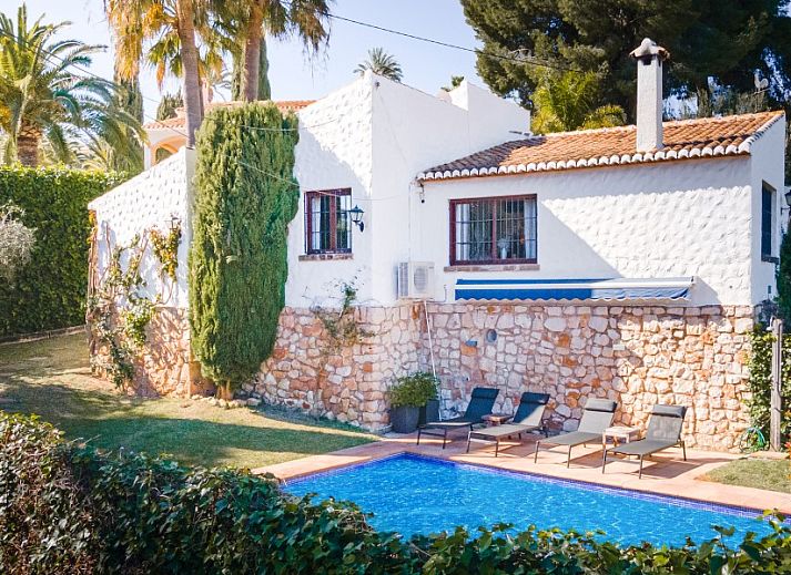 Geniet van het zonnige terras van Casa Roca, een charmant vakantiehuis in Javea, Costa Blanca, Spanje.