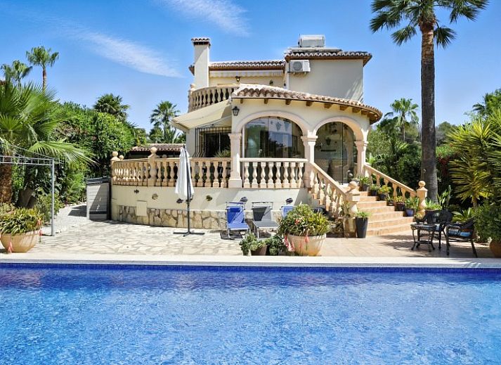 Villa Suenos in Javea, Costa Blanca, Spanje met prachtig zwembad en zonnig terras voor een ontspannen vakantiehuiservaring.