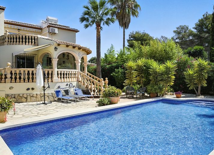 Villa Suenos in Javea, Costa Blanca, Spanje met prachtig zwembad en zonnig terras voor een ontspannen vakantiehuiservaring.