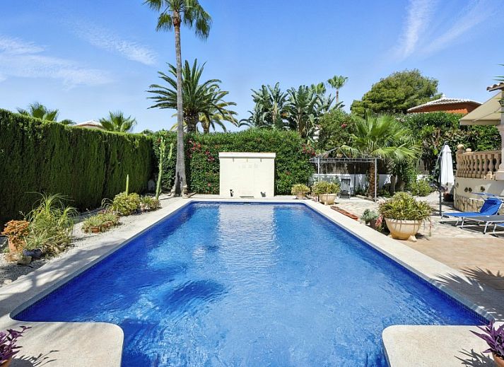 Villa Suenos in Javea, Costa Blanca, Spanje met prachtig zwembad en zonnig terras voor een ontspannen vakantiehuiservaring.