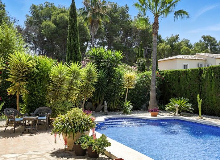 Villa Suenos in Javea, Costa Blanca, Spanje met prachtig zwembad en zonnig terras voor een ontspannen vakantiehuiservaring.