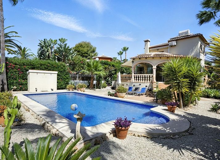 Villa Suenos in Javea, Costa Blanca, Spanje met prachtig zwembad en zonnig terras voor een ontspannen vakantiehuiservaring.
