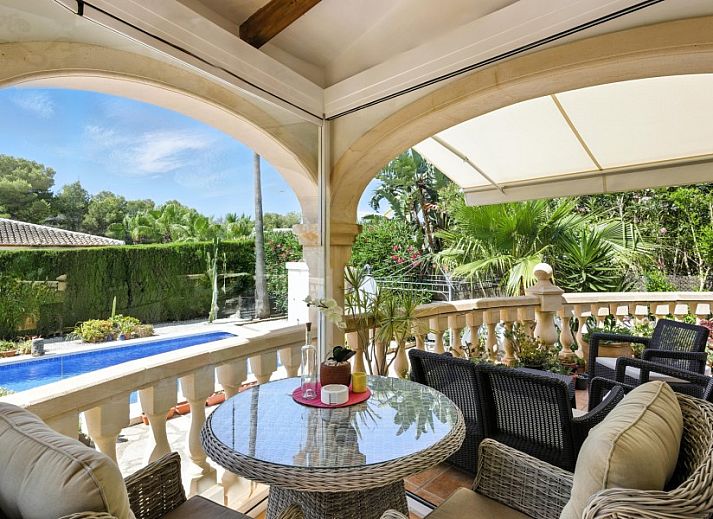 Villa Suenos in Javea, Costa Blanca, biedt een luxe vakantiehuis met een prachtig zwembad en zonnig terras omgeven door natuur.