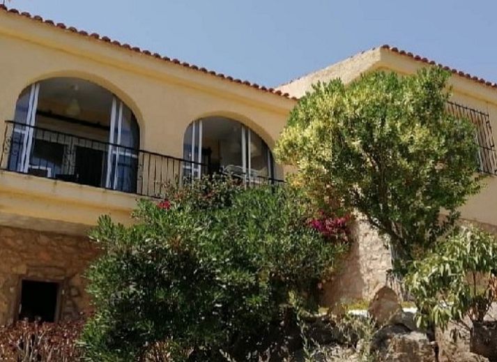 Casa Yanaika vakantiehuis met zwembad in Coveta Fuma, El Campello, biedt een zonnig terras en prachtige natuur op de Costa Blanca.