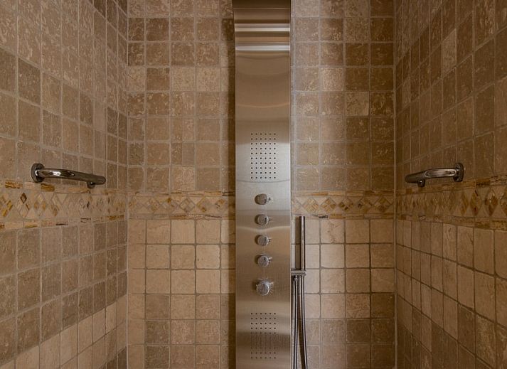 Ref 112: Luxe appartement voor zes personen met zeezicht in Altea Hills, Costa Blanca. Ruime woonkamer met toegang tot zonnig terras.