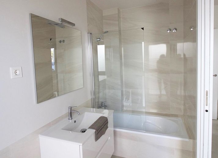 Geniet van het zwembad bij Villamartin Appartement in Orihuela Costa, een prachtig vakantieverblijf aan de Costa Blanca, Spanje.