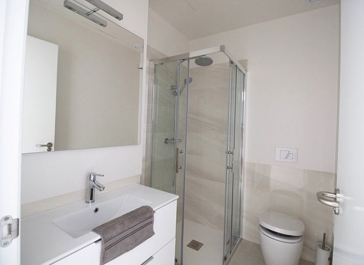 Geniet van het zwembad bij Villamartin Appartement in Orihuela Costa, een prachtig vakantieverblijf aan de Costa Blanca, Spanje.