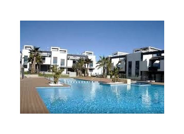 Geniet van het prachtige uitzicht op zee vanaf de houten promenade bij Casa Georgio - oasis Beach in Guardamar del Segura, Costa Blanca.