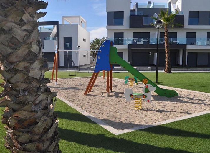 Geniet van Casa Georgio - oasis Beach in Guardamar del Segura, Costa Blanca, met een prachtig zwembad en moderne appartementen.