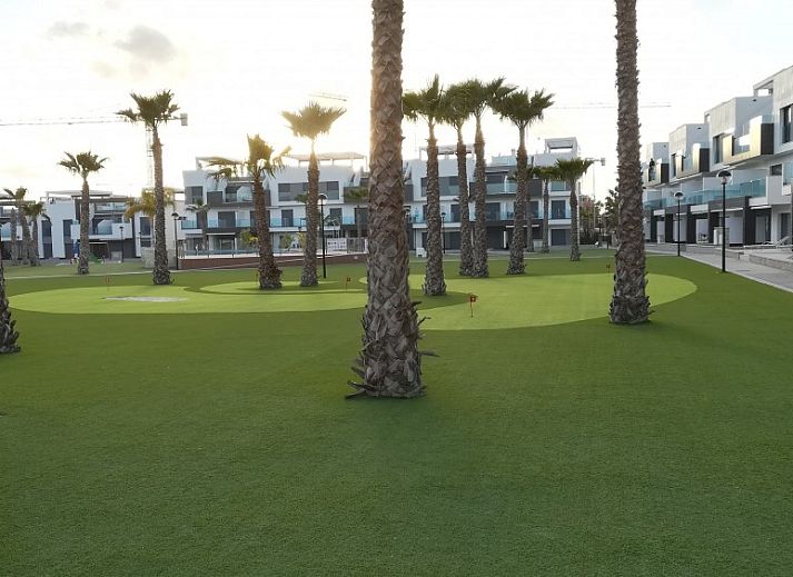 Geniet van luxe in Oasis Beach X 106, een modern appartement in Guardamar del Segura, Costa Blanca met prachtig zwembaduitzicht.