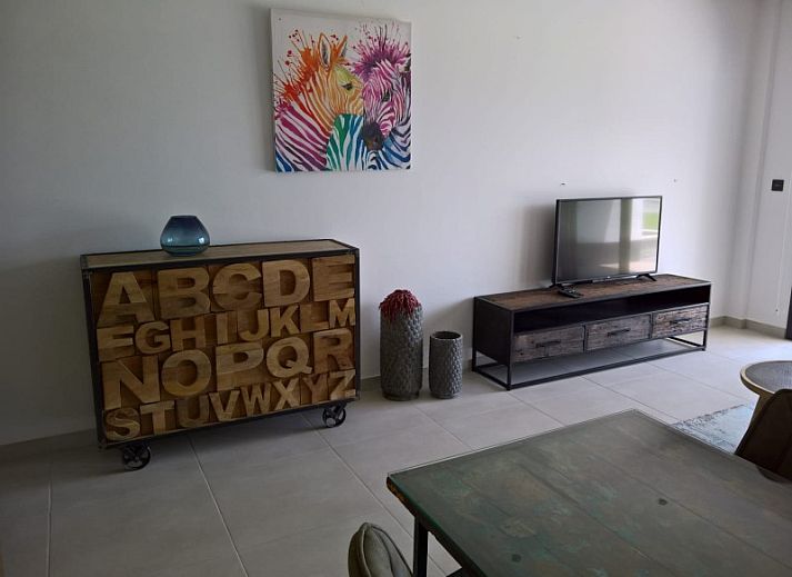 Geniet van luxe in Oasis Beach X 106, een modern appartement in Guardamar del Segura, Costa Blanca met prachtig zwembaduitzicht.