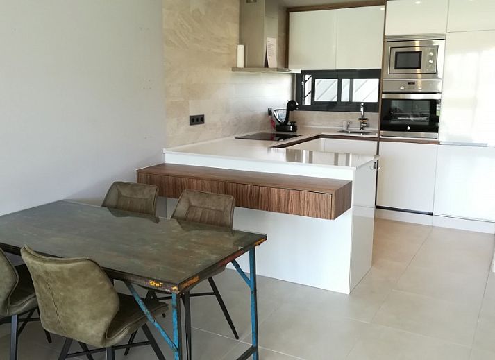 Geniet van luxe in Oasis Beach X 106, een modern appartement in Guardamar del Segura, Costa Blanca met prachtig zwembaduitzicht.