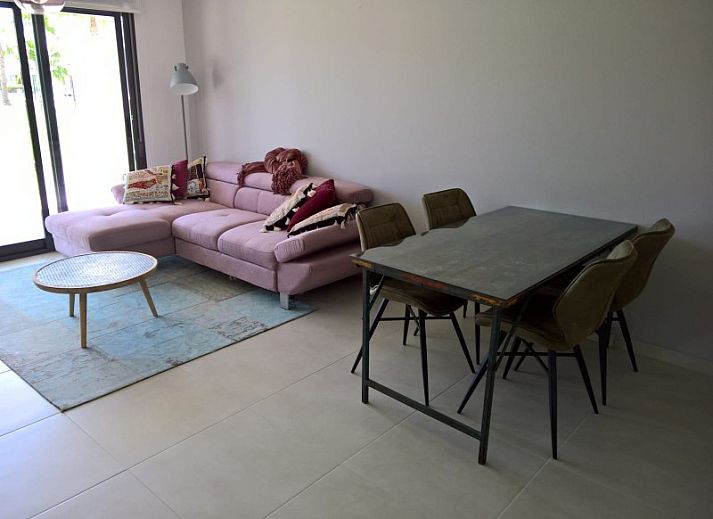 Oasis Beach X 106, een luxe appartement in Guardamar del Segura, Costa Blanca, omringd door palmbomen en moderne architectuur.