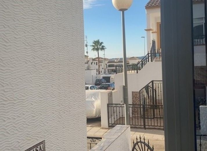Entree van Casa del Sol, een charmant vakantiehuis in Orihuela, Costa Blanca, met zonnige uitzichten en mediterrane sfeer.
