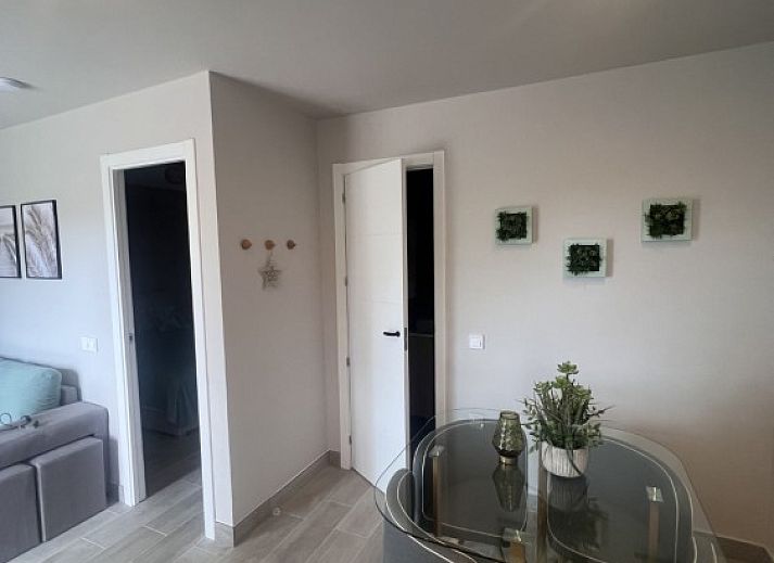 Geniet van het zwembad met glijbaan bij Casa Estrella, een appartement in Alicante, Costa Blanca, Spanje.