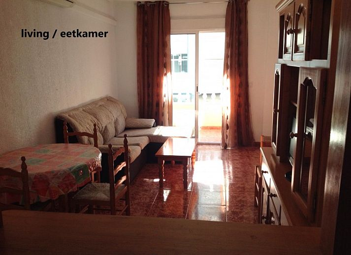 Appartement Costa Blanca in Torrevieja, Spanje, met zonnige balkons en palmbomen voor een ontspannen vakantieverblijf.