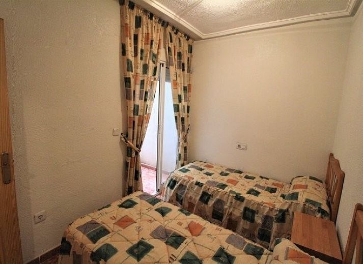 Appartement Costa Blanca in Torrevieja, Spanje, met zonnige balkons en palmbomen voor een ontspannen vakantieverblijf.