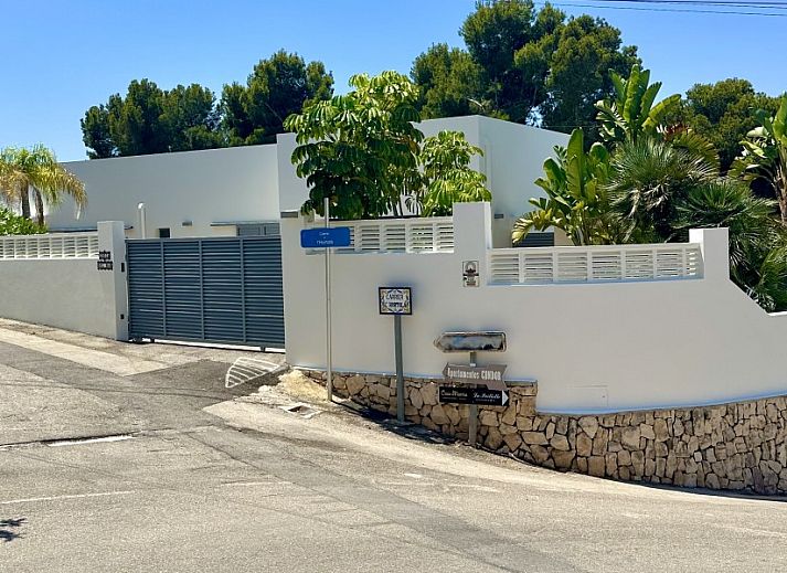 Geniet van het zwembad en terras van Casa Epica Benissa, een vakantiehuis in Benissa-Costa, Costa Blanca, Spanje.