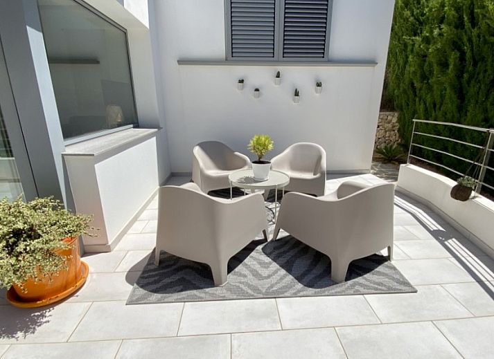 Geniet van het zwembad en terras van Casa Epica Benissa, een vakantiehuis in Benissa-Costa, Costa Blanca, Spanje.