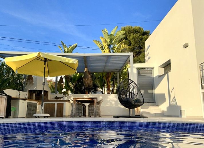 Geniet van het zwembad en terras van Casa Epica Benissa, een vakantiehuis in Benissa-Costa, Costa Blanca, Spanje.