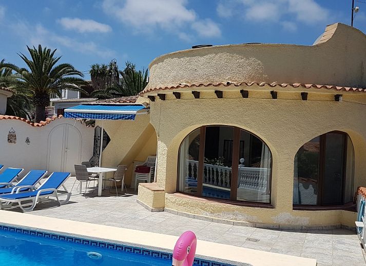 Decoratieve geveltegel van Casa Alegre Benissa, een charmant vakantiehuis in Costa Blanca, Spanje.