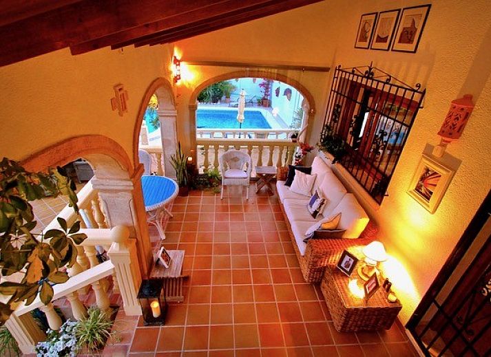 Ontspan bij het zwembad van Casa Familiar in Benitachell, Costa Blanca, met prachtig uitzicht en comfortabele ligstoelen.