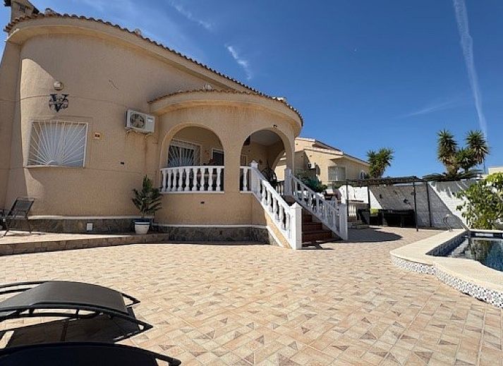 Villa Veranos vakantiehuis in Rojales met sfeervol verlicht terras en zwembad, Costa Blanca, Spanje.