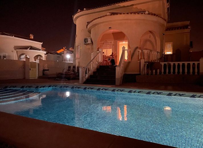 Villa Veranos vakantiehuis in Rojales met sfeervol verlicht terras en zwembad, Costa Blanca, Spanje.