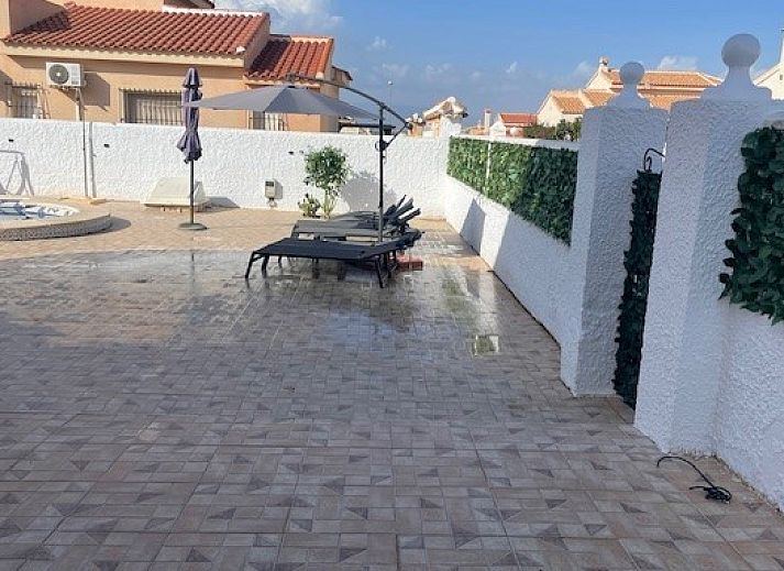 Villa Veranos vakantiehuis in Rojales met sfeervol verlicht terras en zwembad, Costa Blanca, Spanje.